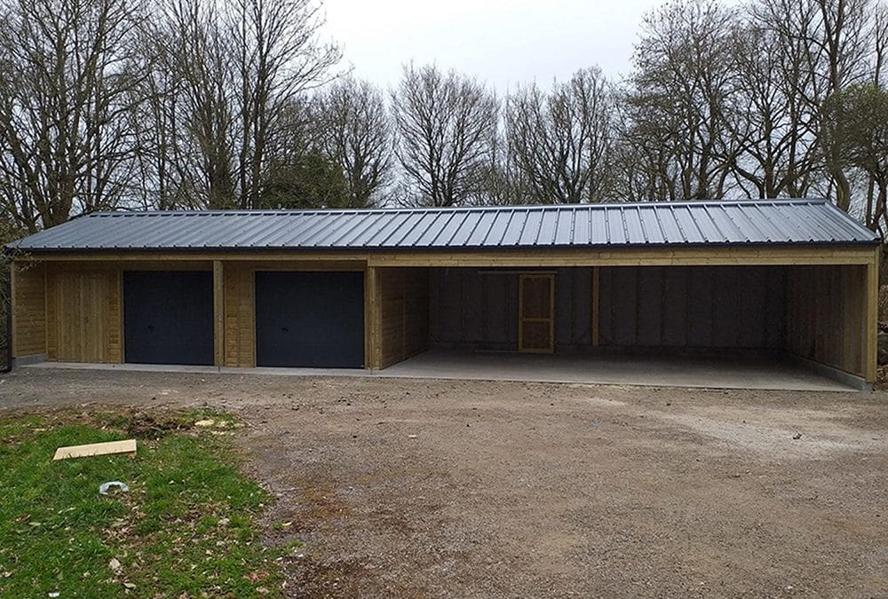 Grand garage double-porte